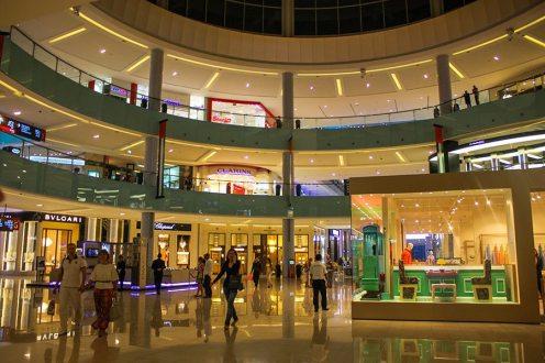 Mit über 1.200 Geschäften und Designerboutiquen ist die Dubai Mall eines der größten Einkaufszentren der Welt.