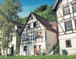 Die ehemalige Untere Vorstadt wurde zwischen 1602 und 1604 von Herzog Friedrich I. von Württemberg in Auftrag gegeben. In den kleinen Giebelhäusern lebten und arbeiteten Leinwandweber.