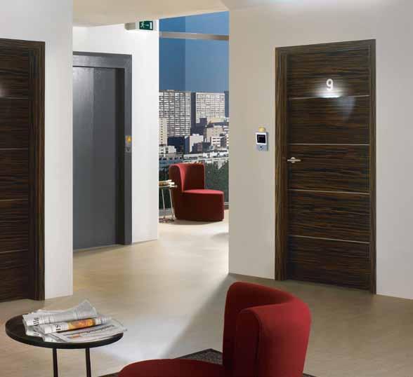 Schier grenzenlos sind die Einsatzbereiche unserer intelligenten ROYAL 3D Tür. Beispiel Hotelflur: Uplight setzt Zimmernummer ins rechte Licht.