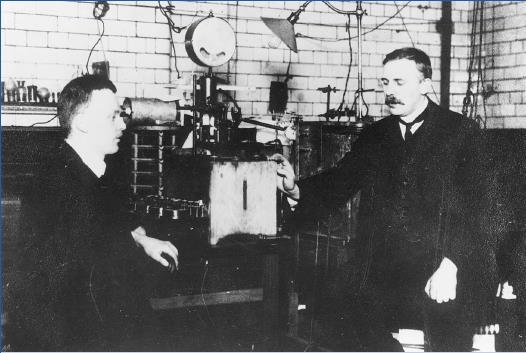 TEILCHEN 1911 Ernest Rutherford (r) und Hans Geiger (l) in Manchester
