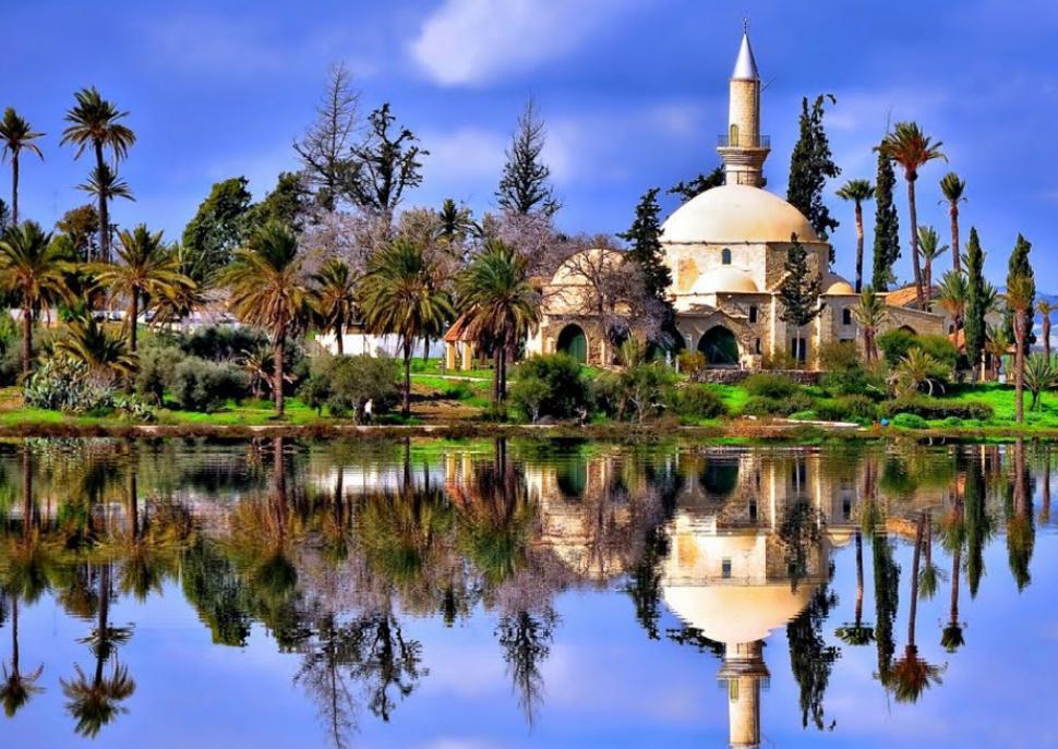 Hala-Sultan-Tekke, Larnaca Lazarus-Kirche, Larnaca. Am Südufer versteckt sich, in einer Oase von Palmen, Oleander, Zitronen- und Orangenbäumen, die Hala-Sultan-Tekke, ein ehemaliges Derwischkloster.