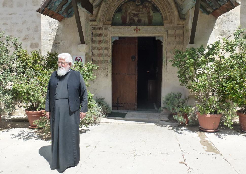 Vater Dionisios, Chrysorrogiatissa-Kloster Petra tou Romiou. Der nächste Besuch ist der des Kräuterhauses von Frau Papadaki.