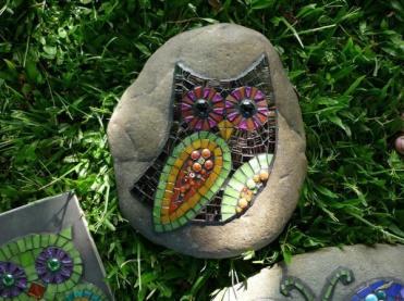 Basteln Garten-Steine mit Mosaik In dem Kurs bekleben Sie Steine aus der Natur mit bunten Glas-Steinen. Der Kurs geht zwei Tage. Der Kurs ist am 17. Juni und am 18. Juni. Das ist ein Samstag und ein Sonntag.