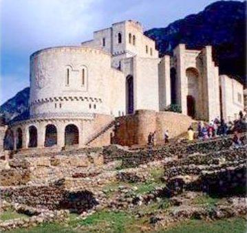 Durres, Nachmittags unternehmen Sie einen Ausflug nach Durres, wichtigste Hafenstadt Albaniens besichtigen Sie die römischen Ruinen (Amphitheater etc.) in Durres, der wichtigsten Hafenstadt Albaniens.