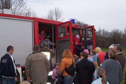 für die Kinder ein Highlight. Unsere Feuerwehrfahrzeuge stehen auch in diesem Jahr mehrere Stunden für aufregende Fahrten durch den Ort bereit.