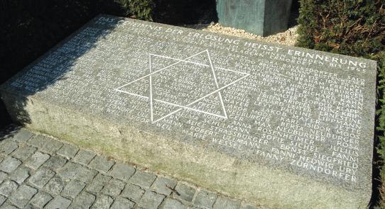 Das Denkmal für die ermordeten Ulmer Jüdinnen und Juden auf dem Weinhof, 1988 Im November 1988 wird auf dem Weinhof eine in den Boden eingelassene Gedenktafel und eine von Michael Croissant