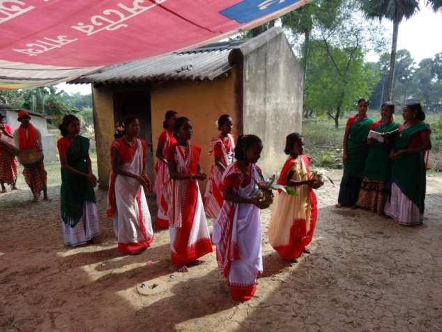 Die jungen Mädchen haben in ihrer traditionellen Tracht getanzt und gesungen und Gedichte rezitiert. Dankbar sind sie für die neue Wasserstelle!