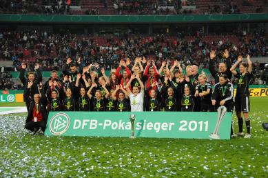 DFB-Pokalfinale der Frauen in Köln Da simmer dabei ein Motto, das im Deutschen Frauenfußball nun schon fast Tradition ist! Nach der berauschenden Premiere in 2010 mit dem Europarekord von 26.