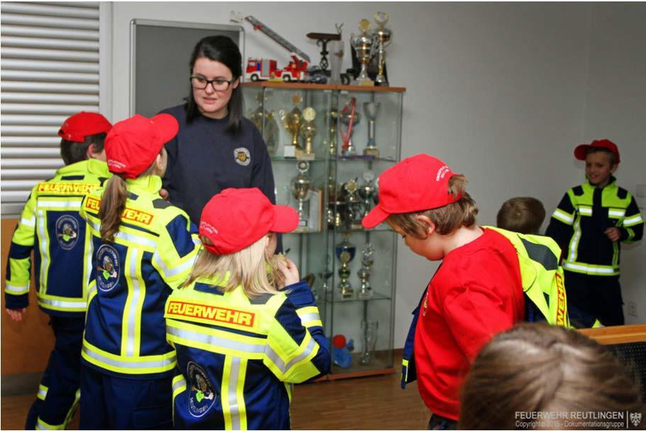 Die Freiwillige Feuerwehr Die Freiwillige Feuerwehr Reutlingen besteht aus 13 Einsatzabteilungen, die historisch den Stadtbezirken zugeordnet sind.
