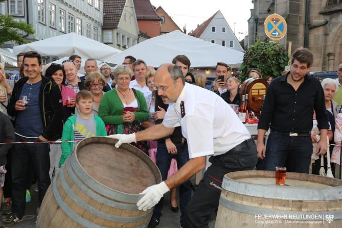 Fassrollen auf dem Reutlinger Weindorf Zum Abschluss des Reutlinger Weindorfs fand wieder das traditionelle Fassrollen statt.