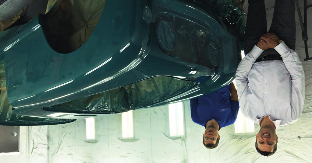 Teilnehmerporträts Am 8. Juli ist das Auto in Baden-Baden: Rechts Peter Laube mit seinem Nash-Healey in der Lackierkabine. Im blauen Poloshirt Patrick Dutschmann, Inhaber der Firma Body Concept.