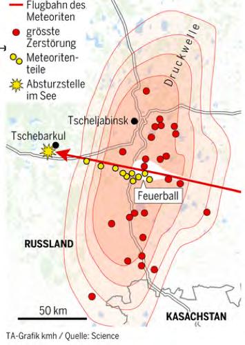 Tscheljabinsk, Russland Einschlagsloch im Eis des Sees Tschebarkul Explosion des Meteors (Feuerball) Druckwelle verursachte Hauptschäden: Zerbrochene