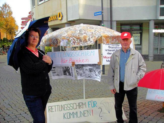 Protest am Weltspartag Hans-Jürgen Scholz, Halberstadt Seit mehreren Jahren beteiligt sich der Arbeitskreis gegen Sozialabbau am Weltspartag am Protest gegen die im Lande herrschenden Zustände.