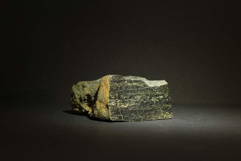 6 Amphibolit Der Amphibolit ist ein sehr hartes, grünliches Gestein, dessen Name sich von der Mineralgruppe der Amphibole ableitet. Die zählen zu den Silikaten, d.h. das Element Silizium ist ein wesentlicher Bestandteil.