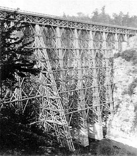 CAPITOLUL 1 Fig. 1.12 Pod provizoriu din lemn În jurul anilor 1700 a fost construit şi primul pod metalic, în China la Lutingchiao.
