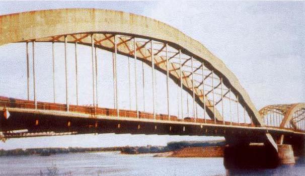 ISTORIC ASUPRA EVOLUŢIEI PODURILOR Un alt pod important realizat din beton armat a fost podul peste Dunăre de la Novi Sad în Serbia (Fig. 1.22).