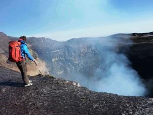 Zusammen mit unserem Bergführer und der entsprechenden Ausrüstung machen wir uns auf den Weg den 2.840 Meter hohen Vulkan zu erklimmen.