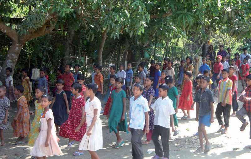 Eine Idee macht Schule in Bangladesch Am liebsten leihen sich der Viertklässler und seine Mitschüler in den Pausen Cricket-Schläger, Handschuhe und einen Ball aus.