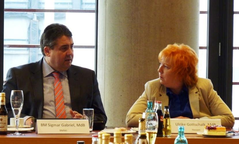 Sigmar Gabriel berichtet über Länderkompromiss zur EEG-Reform In dieser Woche traf sich der Bundesminister für Wirtschaft und Energie Sigmar Gabriel (SPD) mit den hessischen SPD-