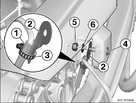 Kettenschutz an Schwinge M6 x 50 8 Nm Halter (2) für Versorgungsschlauchdüse auf Schraube (4) aufstecken und mit Mutter (5) und Unterlegscheibe (6) handfest