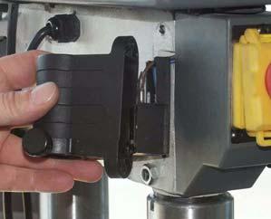 Montage Montage Bohrfutterschutz WARNUNG! Bohrmaschinen dürfen nicht ohne Bohrfutterschutz betrieben werden.