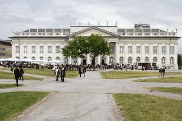 Oktober 2014 stellte Adam Szymczyk, polnischer Kunstkritiker und Kurator und künstlerischer Leiter der documenta14 offiziell das documenta-konzept in der Kunsthochschule Kassel vor.