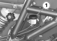 9 110 z Wartung Bremsflüssigkeitsstand hinten prüfen Motorrad senkrecht halten, dabei auf ebenen und festen Untergrund achten.