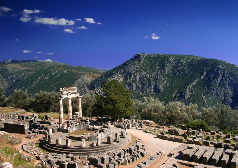 Die einmaligen Funde des Grabes des Phillip, Vater Alexanders des Großen, lassen uns annehmen, dass Vergina das einstige Aiges, die erste Hauptstadt Makedoniens, war.