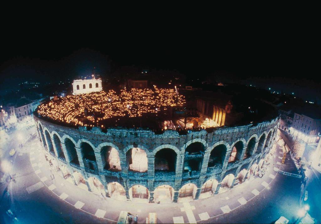 Opernfestspiele Verona Übernachtung Raum Gardasee - 3 Tage Baden und Kultur Ideal auch für längere Reisen Inmitten der historischen Altstadt Veronas erhebt sich das römische Amphitheater, das