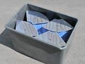 Spülen der Filterelemente (1-jährlich) - Spüllanze unter Filterelement positionieren - Luft und Wasser in die Lanze einleiten Die Filterelemente werden in einer wasserdichten Kunststofftransportwanne