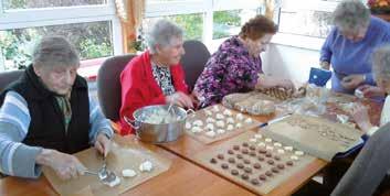 In eine Weihnachtsbäckerei verwandelte sich der Wintergarten der Seniorenwohnanlage Haus am Blink. Die Betreuungskräfte hatten die Bewohner zum Plätzchenbacken eingeladen.