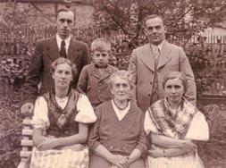 ): Martha Moidl (Mutter), Wilhelmina Moidl (Großmutter), Mina Hurko (Schwester von Ernst Moidl); stehend (v. l.