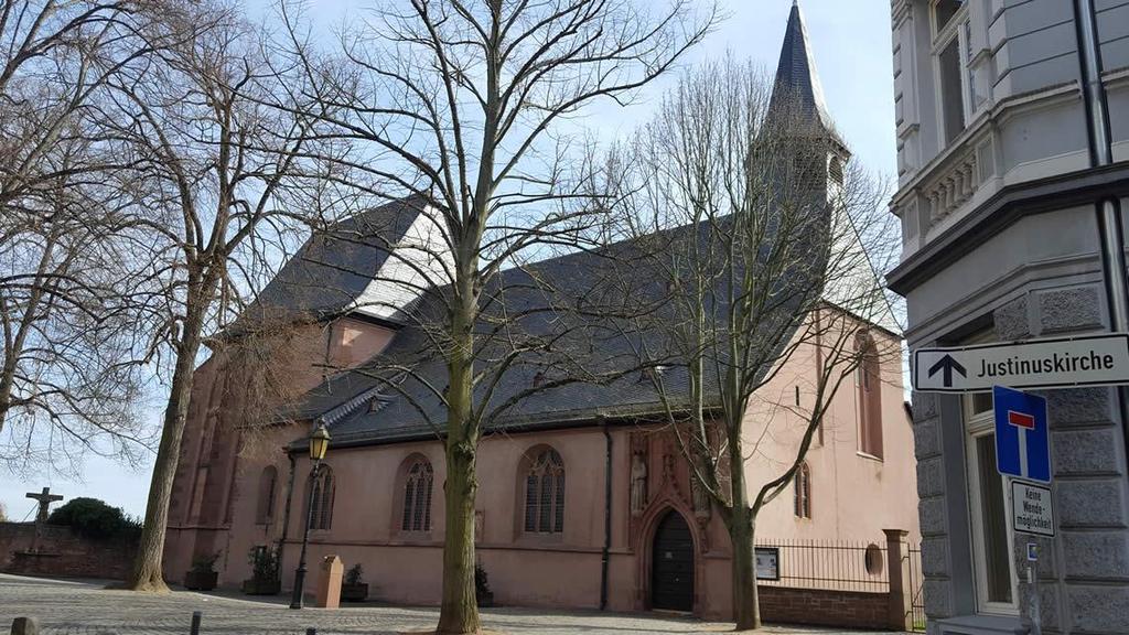 Justinuskirche Nun geht es den Weg zurück über Schlosshof und Schlossbrücke. Zwischen dem Bären und dem Schwan gibt es einen kleinen Durchgang, wo man das Alte Höchst Rathaus entdecken kann.