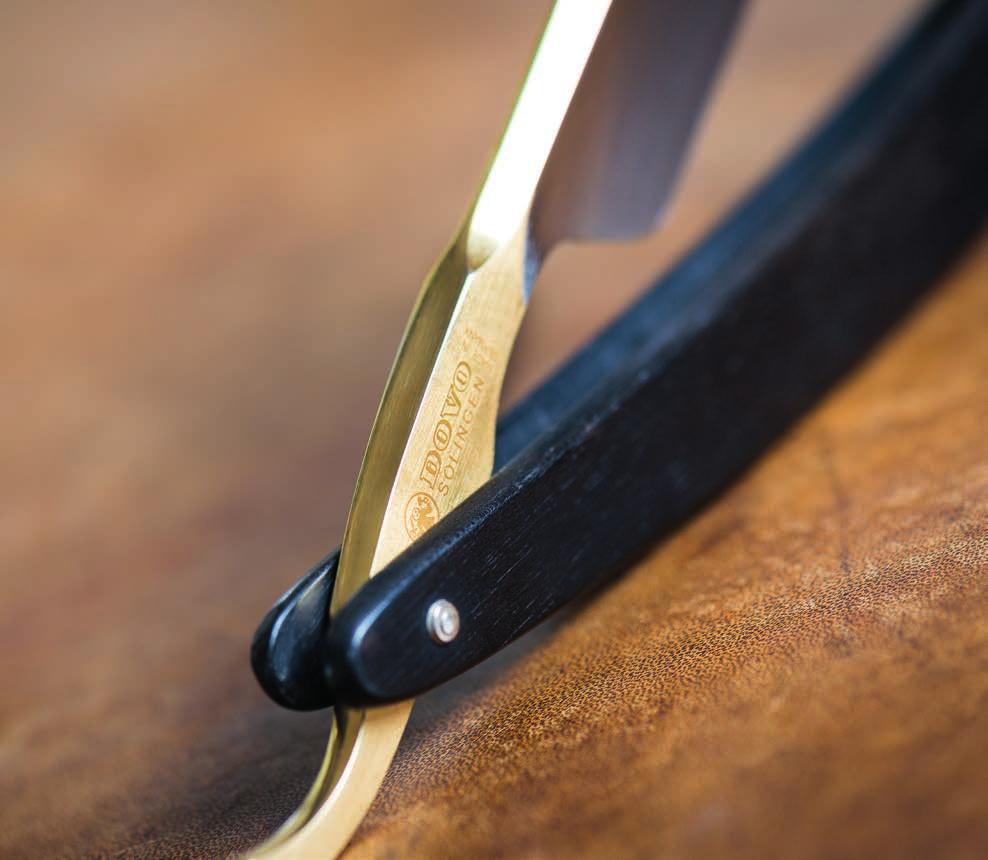 Ebenholz mit Goldfarbe N 1 1 hohl 2 6810 = 6 8" Das Rasiermesser FORM UND STAHL Üblicherweise bietet man heute derbe Rasiermesser mit sogenanntem