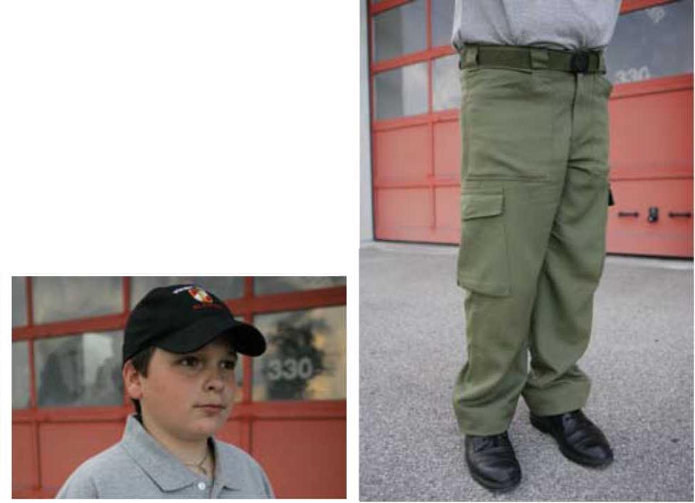 Das Jugenduniformhemd lichtgrau kann auf besondere Anordnung auch in Kurzarmausführung zur Jugenduniformhose getragen werden. 12.3.2. Auf den Schulterspangen sind die Erprobungsabzeichen bzw.