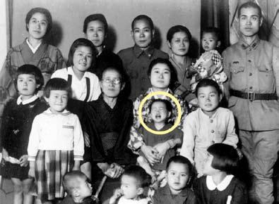 Sadakos Leben 7.Jänner 1943: Sadako Sasaki wird geboren. Sie ist die erste Tochter einer Friseurfamilie. Bald nach ihrer Geburt wird ihr Vater eingezogen.