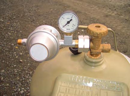 Bei in der Flüssiggasanlage integrierten Manometern darf der angezeigte Gasdruck während der Prüfzeit nicht abfallen. Für Druckregelgeräte in der Ausführung mit Manometer (Abb.