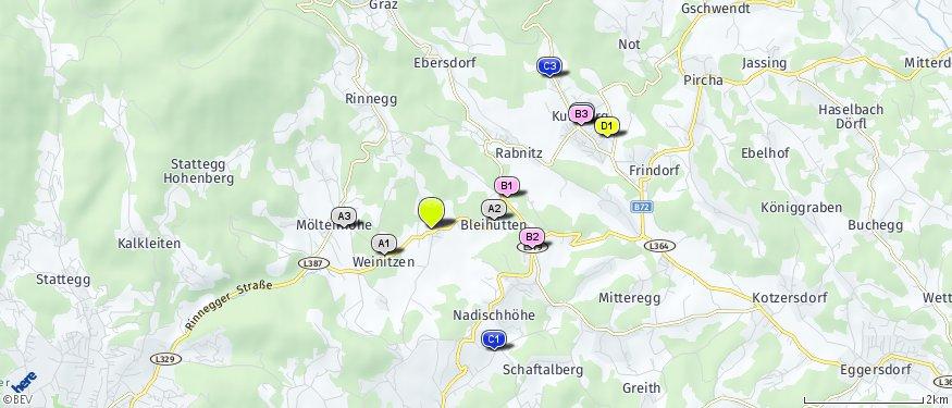 Ärzte Der hellgrüne Punkt markiert den Immobilienstandort, die Arztpraxen im Umkreis werden mit farblichen Pins angezeigt.