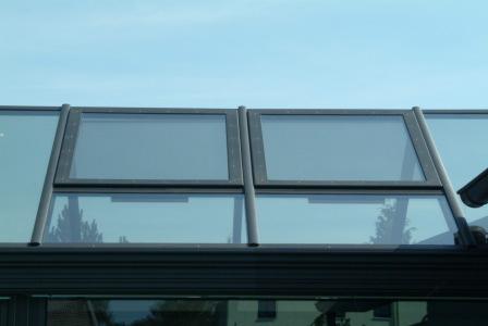 Flächenbündiges Wipr-Dachflächenfenster Wärmegedämmte Flügel- und Blendrahmen aus der Serie Wipr System 2000. Durch die geringe Aufbauhöhe wird eine frmschöne, in das Dach integrierte Optik erzielt.