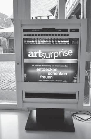 Art & Surprise: Miniaturkunst aus dem (Zigaretten-)Automaten im Glasmuseum Seit einigen Wochen steht ein umgebauter Zigarettenautomat im Eingangsbereich des Glasmuseums.