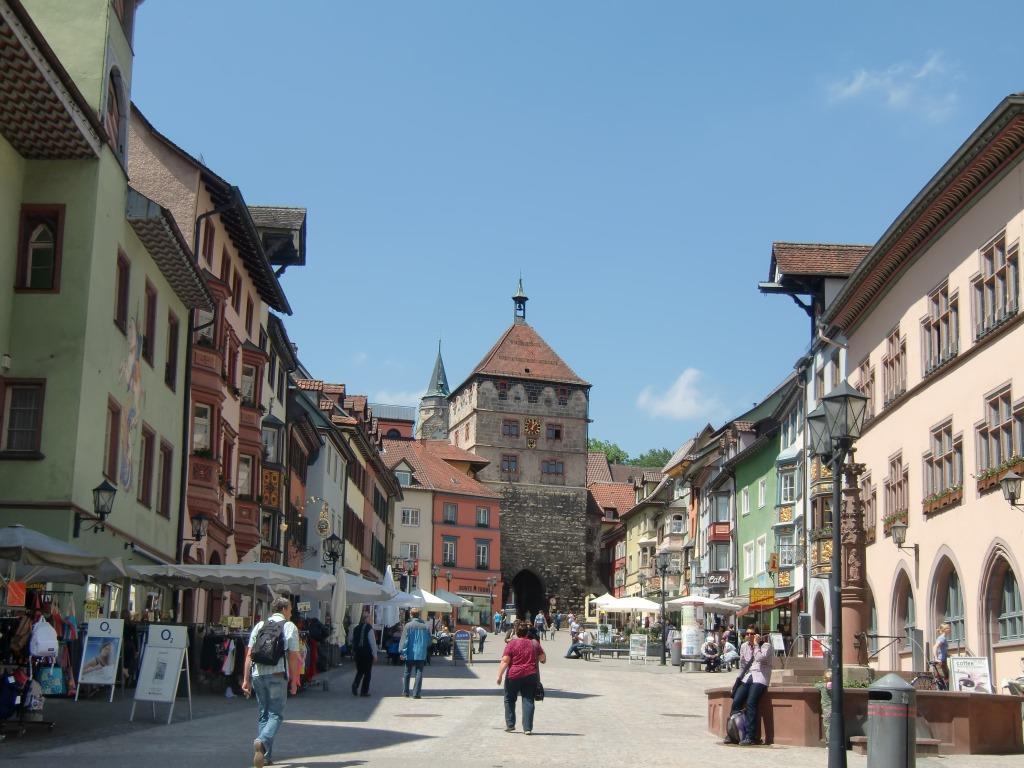 Rottweil ist eine idyllische Kleinstadt im Süden Deutschlands mit 25.000 Einwohnern. Es gibt viele Schulen und Ämtern.