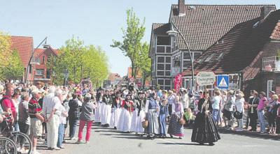 Am Abend findet im Rahmen des Musikprogramms ein Höhenfeuerwerk statt, das es lohnt, sich anzusehen. Also das erste Mai-Wochenende am 6. und 7. Mai dick rot ankreuzen und nichts wie hin.