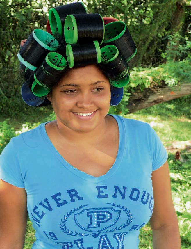 Kolumnentitel Man sieht sie zumeist an Wochenenden: Dominikanerinnen mit leicht überdimensionierten Plastikröhren auf dem Kopf.