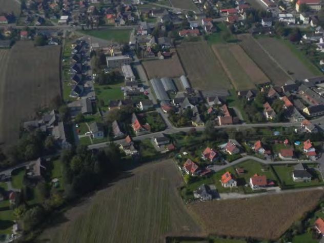 1.2.2 Ortsteil Kleinsulz Abbildung 4 - Schrägluftbild eigene Befliegung vom Oktober 2010 Kleinsulz liegt südöstlich des Ortszentrums und kann als dörflich-strukturiertes Zentrum gesehen werden.