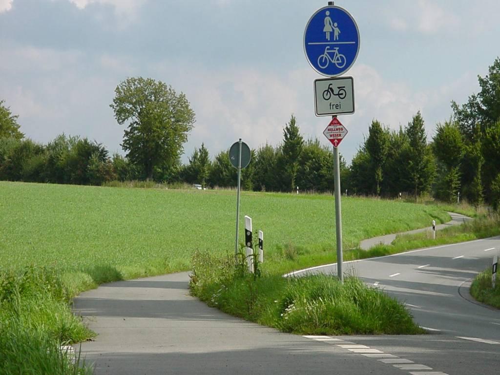 Radverkehrsführung an Landstraßen Radverkehrsführung an Landstraßen 51 Die Radverkehrsverbindungen außerorts erfolgen entweder über selbständige Wege oder über Landstraßen.