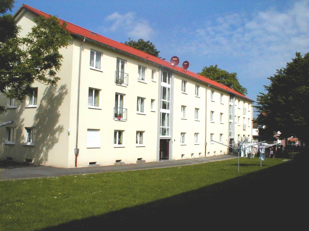 8 Wohnungsmarktbericht 2005 Stadt Paderborn Der Wohnflächenverbrauch liegt in Paderborn bei 38,5 m² pro Person und damit geringfügig über den Landesdurchschnitt (siehe S. 30, Kap. V./4.1). Zum 31.12.