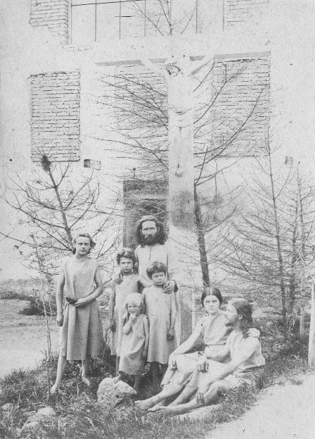 Abb. 10 Diefenbach mit seinen Kindern und drei Jüngern vor