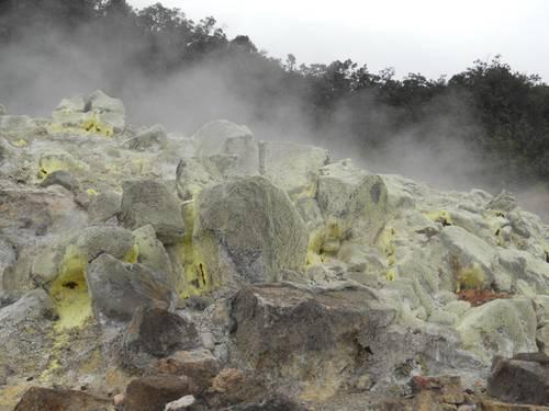 Abbildung 1: Gelbe Schwefel-Ablagerungen am Krater des Kilauea auf Big Island/Hawaii Aus anorganisch-chemischer Sicht ist besonders bemerkenswert, dass Schwefel wie kein anderes chemisches Element in