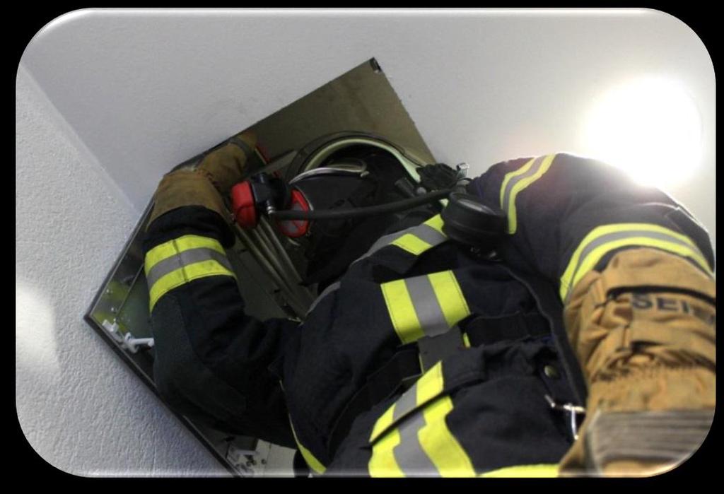 Anforderungen an Revisionsöffnungen Für Melder in Zwischendecken- und Doppel- oder Systembodenbereichen sind Revisionsöffnungen vorzusehen, die eine Erkundung durch die Feuerwehr unter Atemschutz