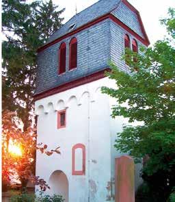 6 Denkmalgeschützte Gebäude umrahmen die evangelische Kirche, darunter ein wunderschönes Fachwerkgebäude, das ehemalige Rathaus der Ortsgemeinde.